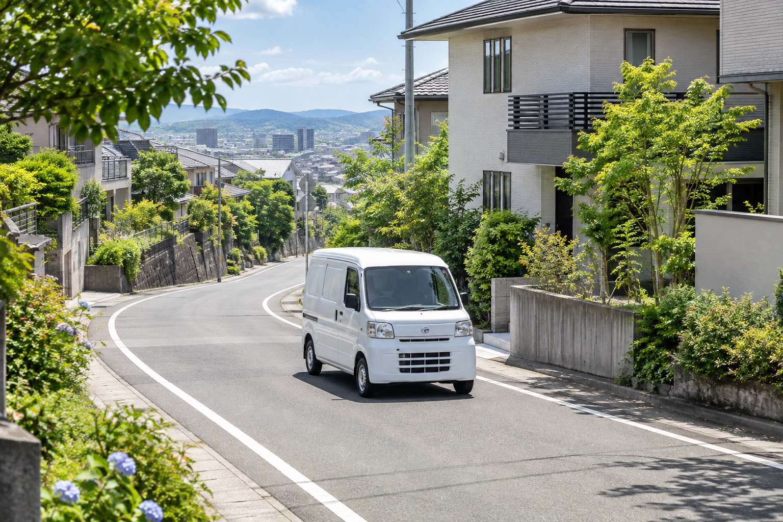 緑のある住宅街を走る白い軽バンのイメージ
